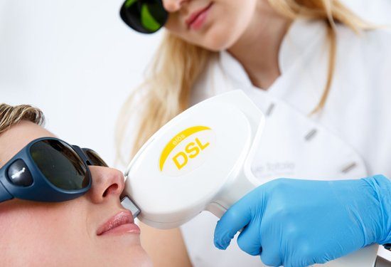 Laserapparaat voor definitief ontharen op een been