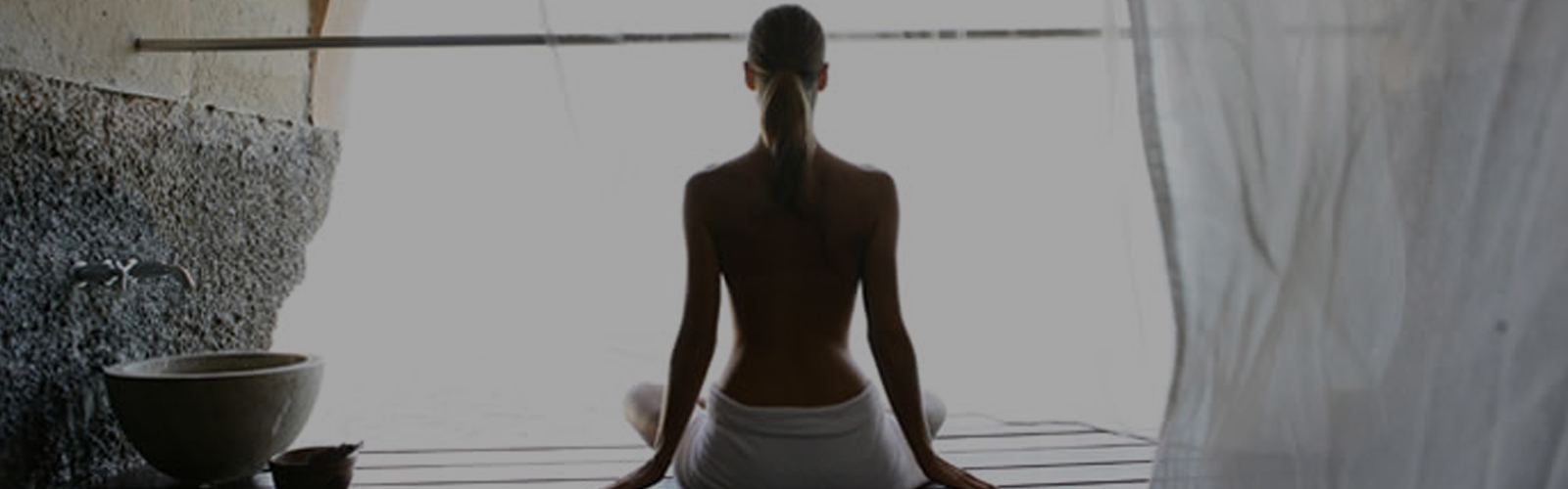 Vrouw in een rustige wellnessruimte